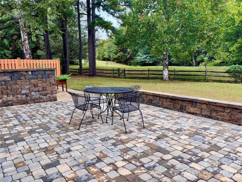 8600 Beeswood Drive, Charlotte, NC 28277.  MLS# CAR4427788, YatesRealty ID 52897. Gorgeous Patio