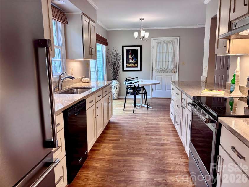 8600 Beeswood Drive, Charlotte, NC 28277.  MLS# CAR4427788, YatesRealty ID 52897. Remodeled Kitchen