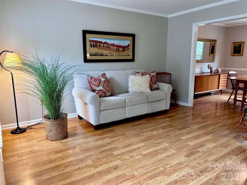 8600 Beeswood Drive, Charlotte, NC 28277.  MLS# CAR4427788, YatesRealty ID 52897. Spacious LR