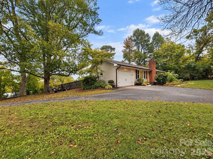 126 Stradley Mountain Road, Asheville, NC 28806.  MLS# CAR4428453, YatesRealty ID 52898. Circular Drive