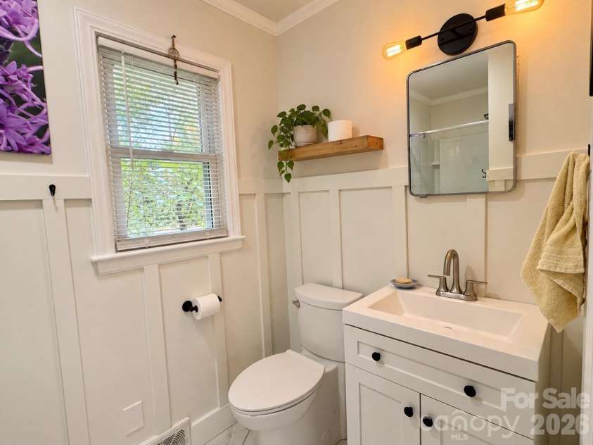 126 Stradley Mountain Road, Asheville, NC 28806.  MLS# CAR4428453, YatesRealty ID 52898. Primary Bath