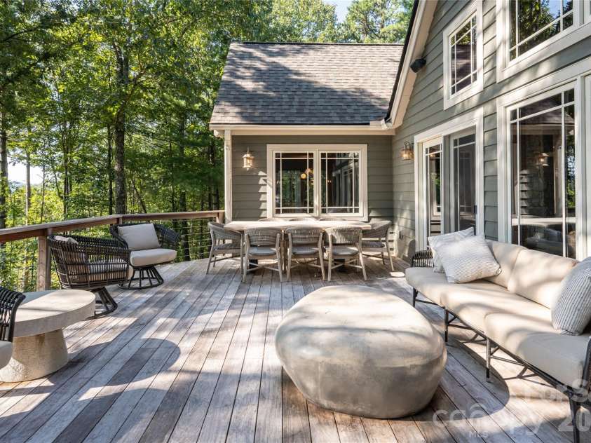 137 Bear Landing Drive, Hendersonville, NC 28792.  MLS# CAR4422900, YatesRealty ID 52902. 