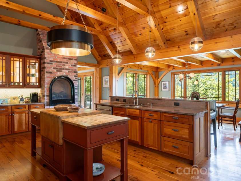 137 Bear Landing Drive, Hendersonville, NC 28792.  MLS# CAR4422900, YatesRealty ID 52902. 