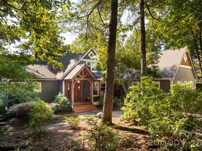137 Bear Landing Drive, Hendersonville, NC 28792.  MLS# CAR4422900, YatesRealty ID 52902. 