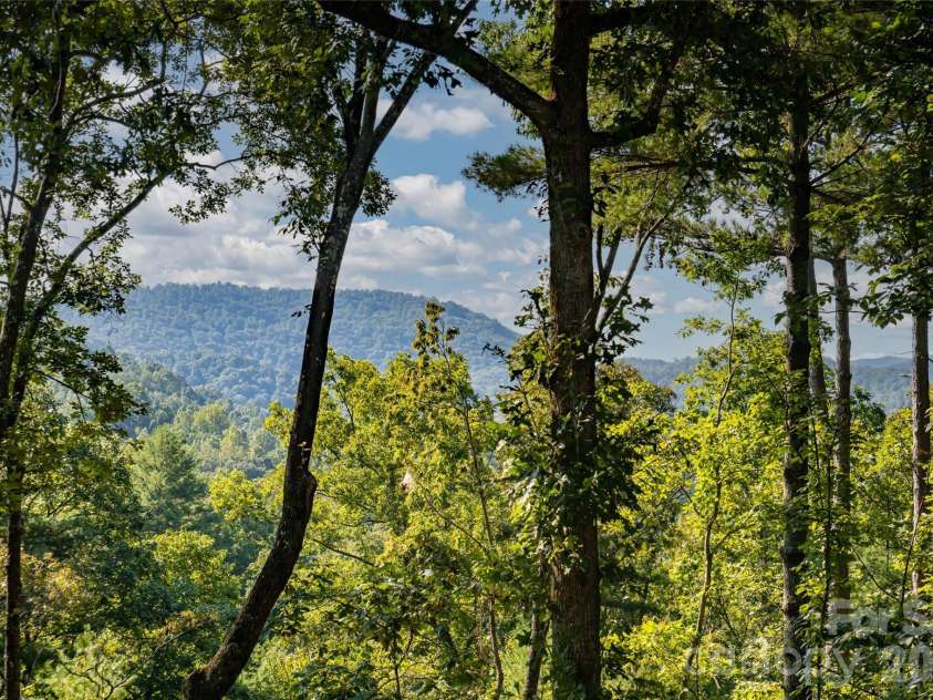 137 Bear Landing Drive, Hendersonville, NC 28792.  MLS# CAR4422900, YatesRealty ID 52902. Beautiful mountain setting