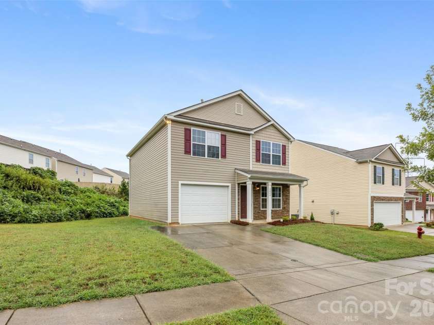 2824 Easton Knoll Drive, Dallas, NC 28034.  MLS# CAR4427656, YatesRealty ID 52907. 