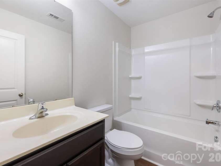 2824 Easton Knoll Drive, Dallas, NC 28034.  MLS# CAR4427656, YatesRealty ID 52907. Full bathroom