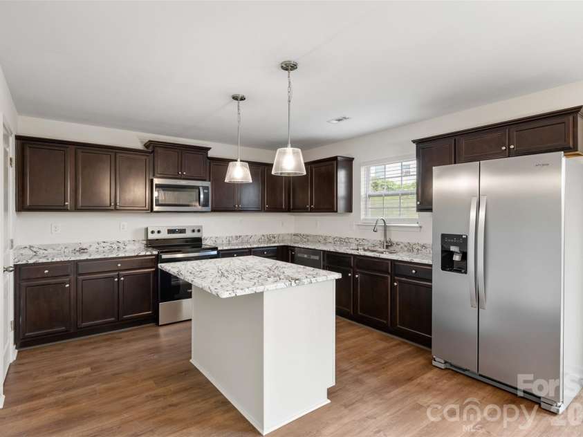 2824 Easton Knoll Drive, Dallas, NC 28034.  MLS# CAR4427656, YatesRealty ID 52907. Kitchen