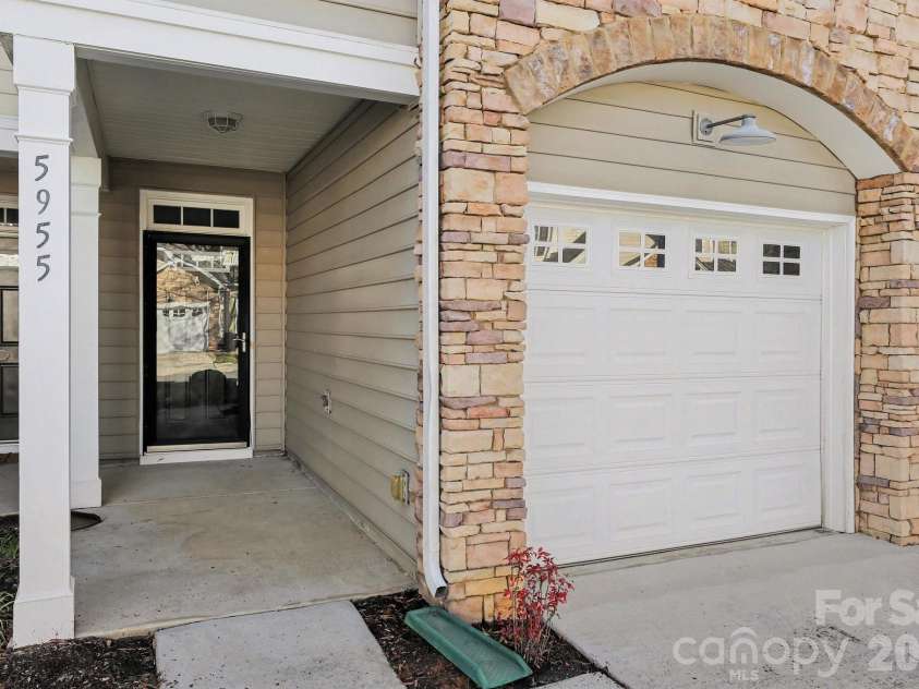 5955 Pale Moss Lane, Charlotte, NC 28269.  MLS# CAR4357485, YatesRealty ID 5291. Welcome Home