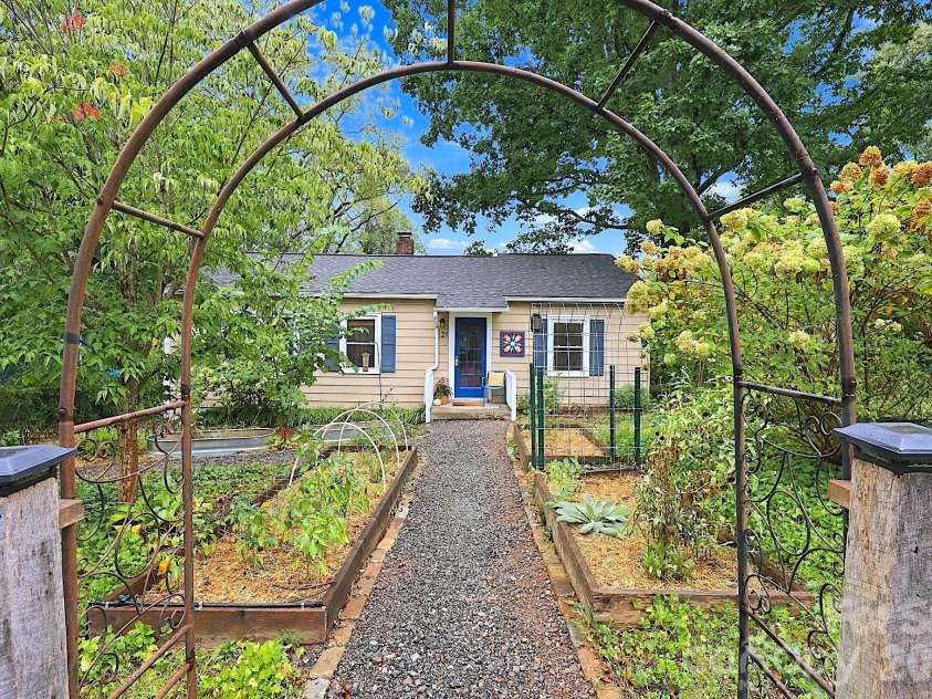 21 Balsam Avenue, Asheville, NC 28806.  MLS# CAR4423009, YatesRealty ID 52913. 