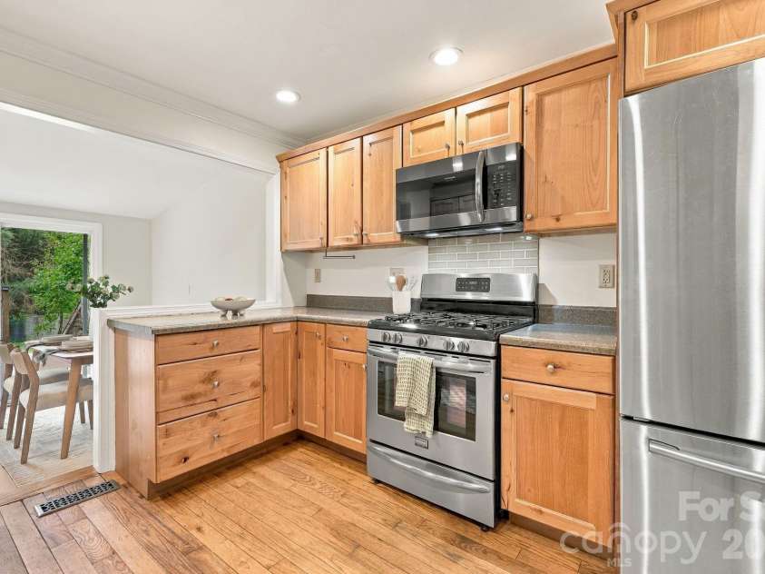21 Balsam Avenue, Asheville, NC 28806.  MLS# CAR4423009, YatesRealty ID 52913. 