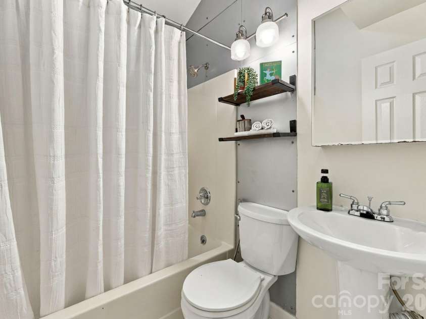 21 Balsam Avenue, Asheville, NC 28806.  MLS# CAR4423009, YatesRealty ID 52913. Full Hall Bathroom