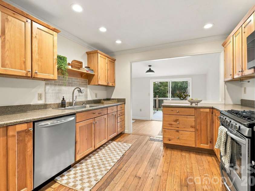 21 Balsam Avenue, Asheville, NC 28806.  MLS# CAR4423009, YatesRealty ID 52913. Open layout in the kitchen