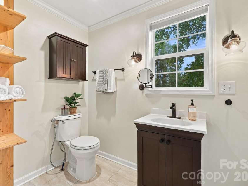 21 Balsam Avenue, Asheville, NC 28806.  MLS# CAR4423009, YatesRealty ID 52913. Primary, ensuite bathroom