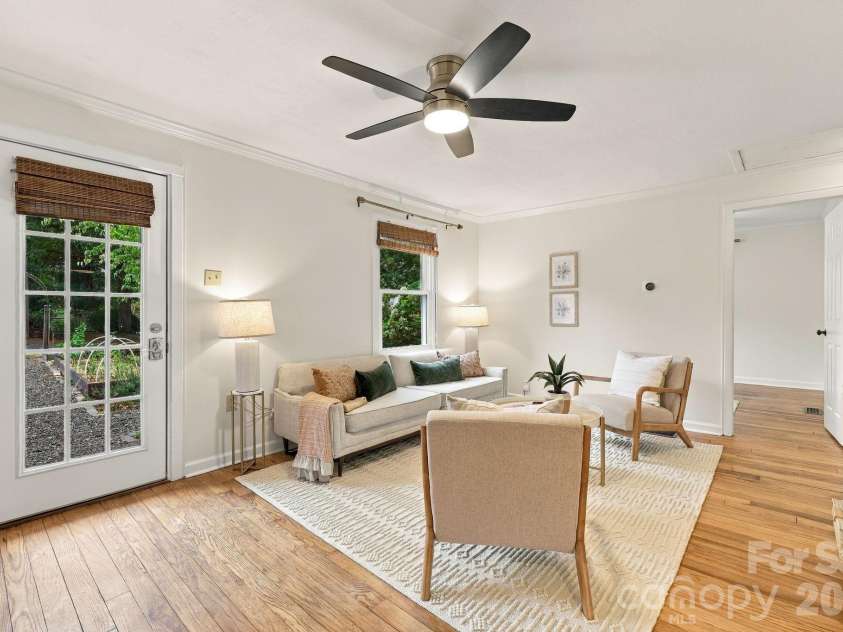 21 Balsam Avenue, Asheville, NC 28806.  MLS# CAR4423009, YatesRealty ID 52913. Spacious Living Room