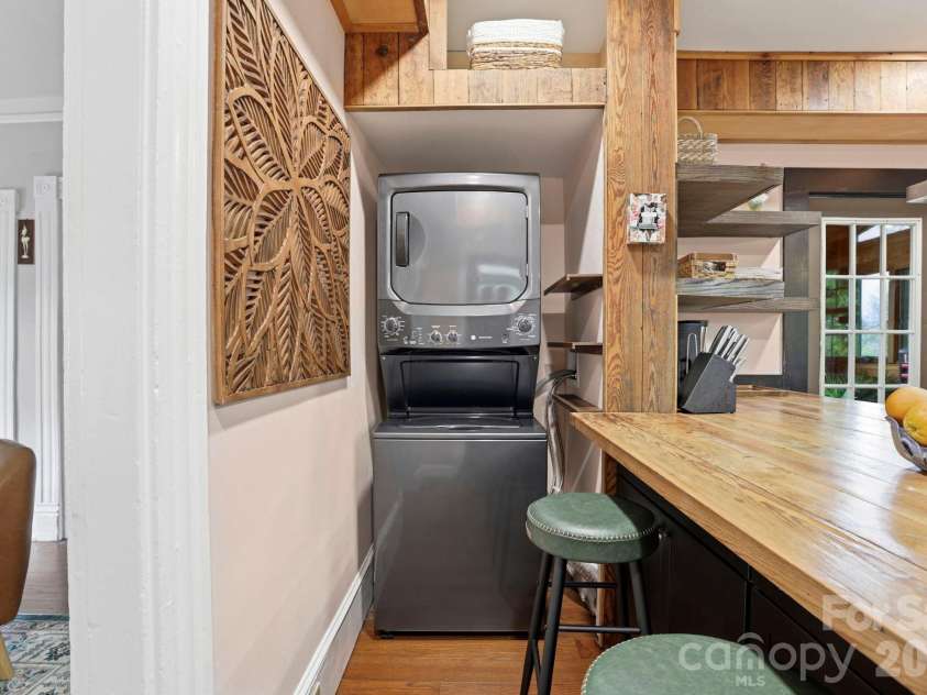 60 Roberts Street, Asheville, NC 28801.  MLS# CAR4427697, YatesRealty ID 52914. 