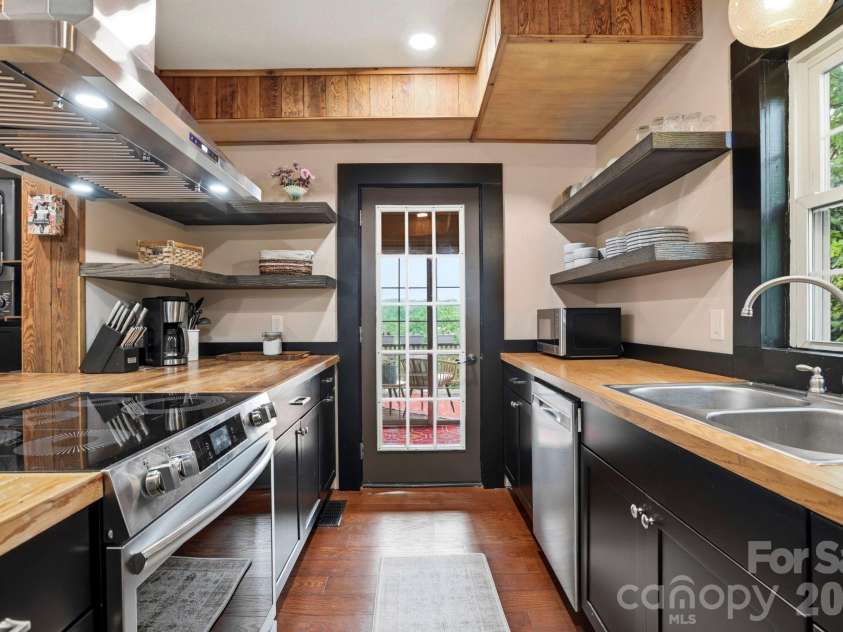 60 Roberts Street, Asheville, NC 28801.  MLS# CAR4427697, YatesRealty ID 52914. 