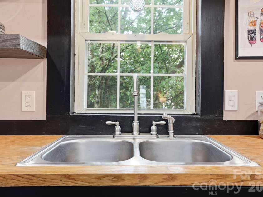 60 Roberts Street, Asheville, NC 28801.  MLS# CAR4427697, YatesRealty ID 52914. 