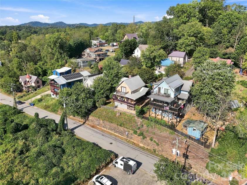 60 Roberts Street, Asheville, NC 28801.  MLS# CAR4427697, YatesRealty ID 52914. 