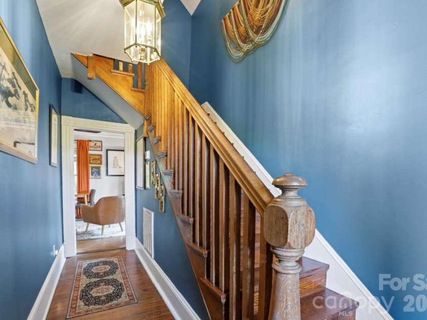 60 Roberts Street, Asheville, NC 28801.  MLS# CAR4427697, YatesRealty ID 52914. Front hallway