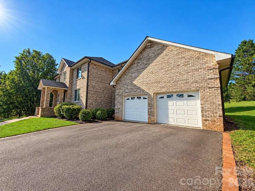 5980 Willowbottom Road, Hickory, NC 28602.  MLS# CAR4426614, YatesRealty ID 52915. 