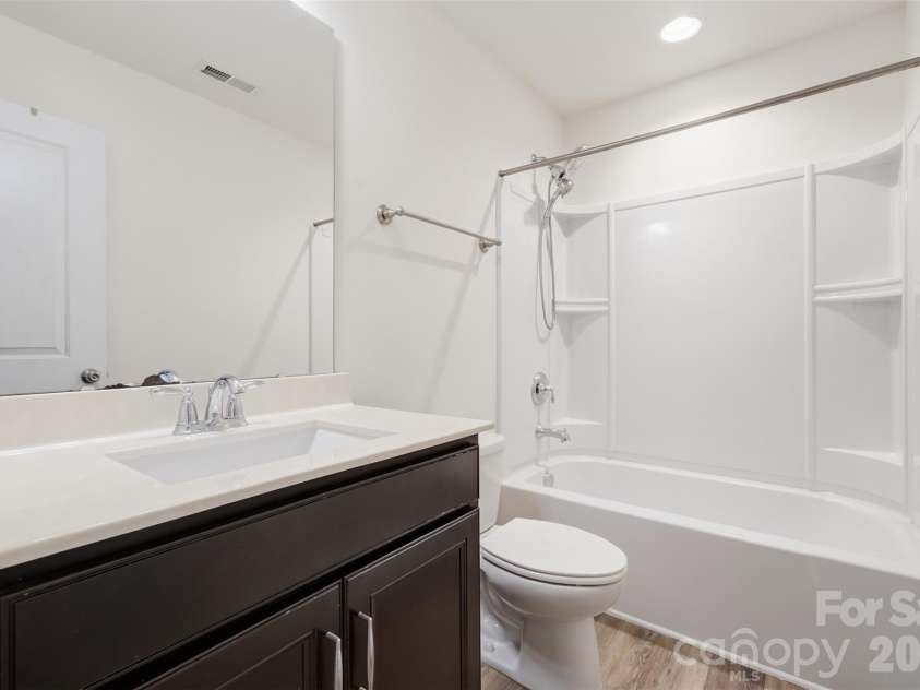 13422 Savannah Point Drive, Charlotte, NC 28273.  MLS# CAR4428290, YatesRealty ID 52916. Second Floor Full Bath