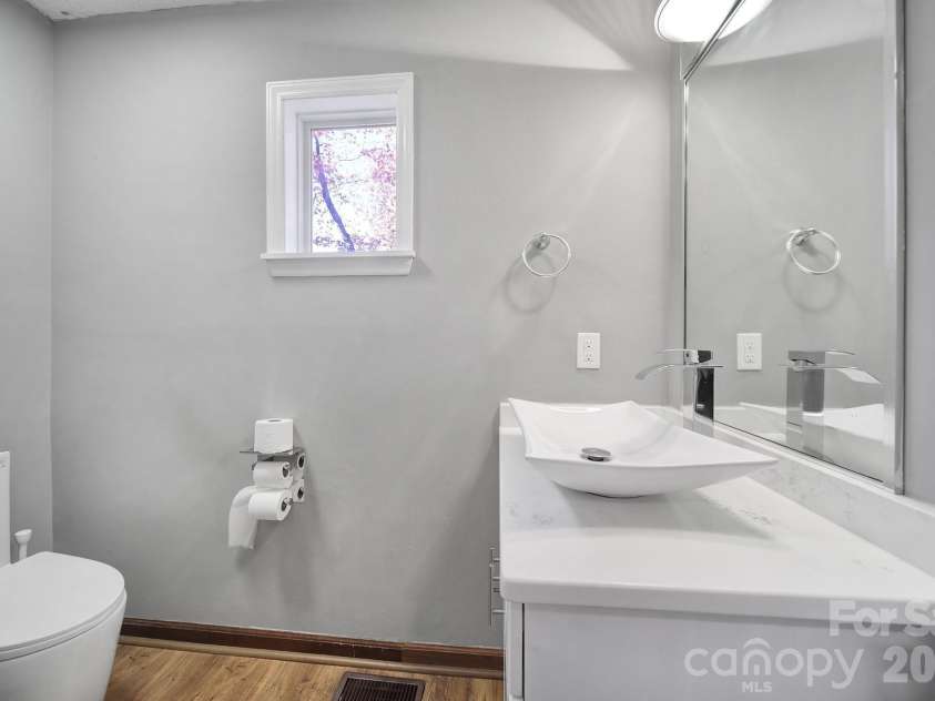 7005 Tega Cay Drive, Tega Cay, SC 29708.  MLS# CAR4319146, YatesRealty ID 5292. Half bath
