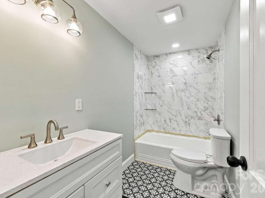 516 Englewood Street, Concord, NC 28025.  MLS# CAR4428466, YatesRealty ID 52921. Bathroom 1