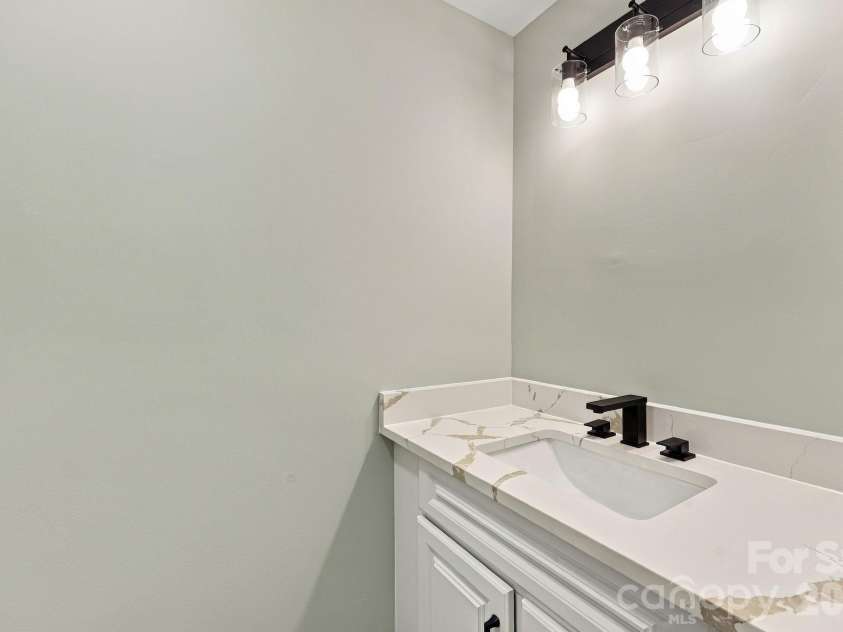 516 Englewood Street, Concord, NC 28025.  MLS# CAR4428466, YatesRealty ID 52921. En-suite bathroom