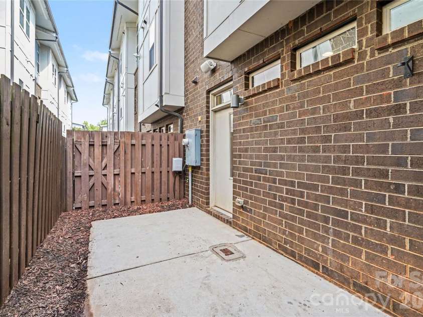 3509 Artists Way, Charlotte, NC 28205.  MLS# CAR4427885, YatesRealty ID 52926. 