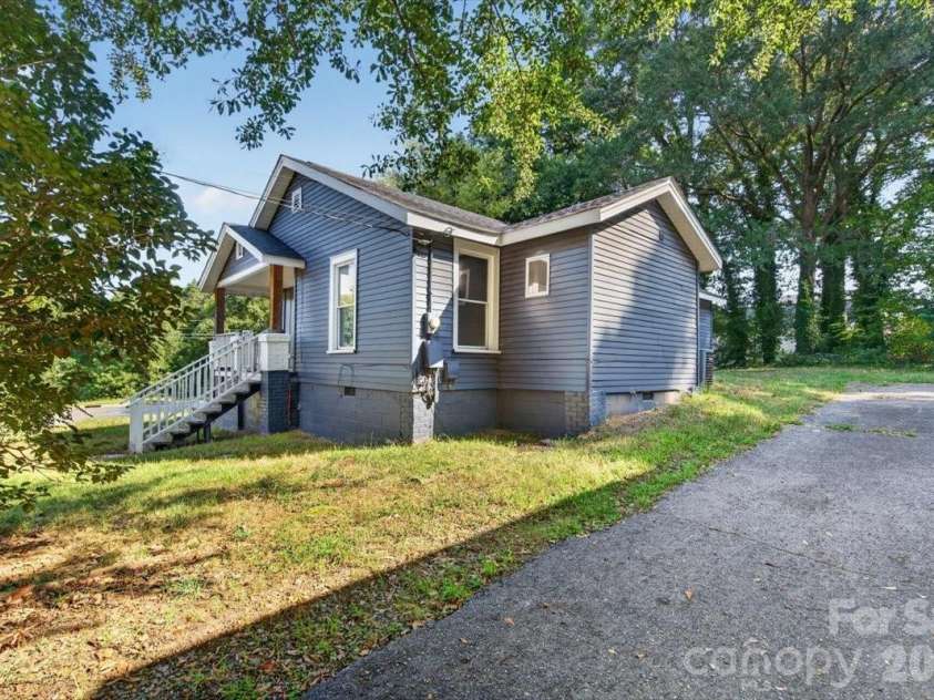 216 Vance Street, Gastonia, NC 28052.  MLS# CAR4427804, YatesRealty ID 52931. 
