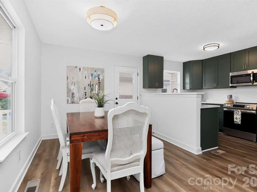 521 Katonah Avenue, Charlotte, NC 28208.  MLS# CAR4427639, YatesRealty ID 52933. 