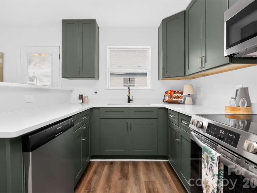 521 Katonah Avenue, Charlotte, NC 28208.  MLS# CAR4427639, YatesRealty ID 52933. 