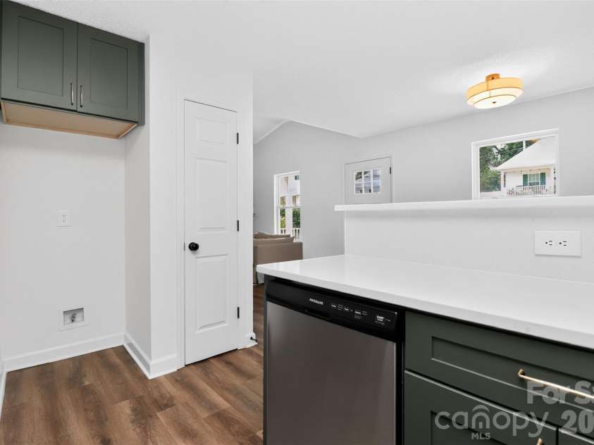 521 Katonah Avenue, Charlotte, NC 28208.  MLS# CAR4427639, YatesRealty ID 52933. 