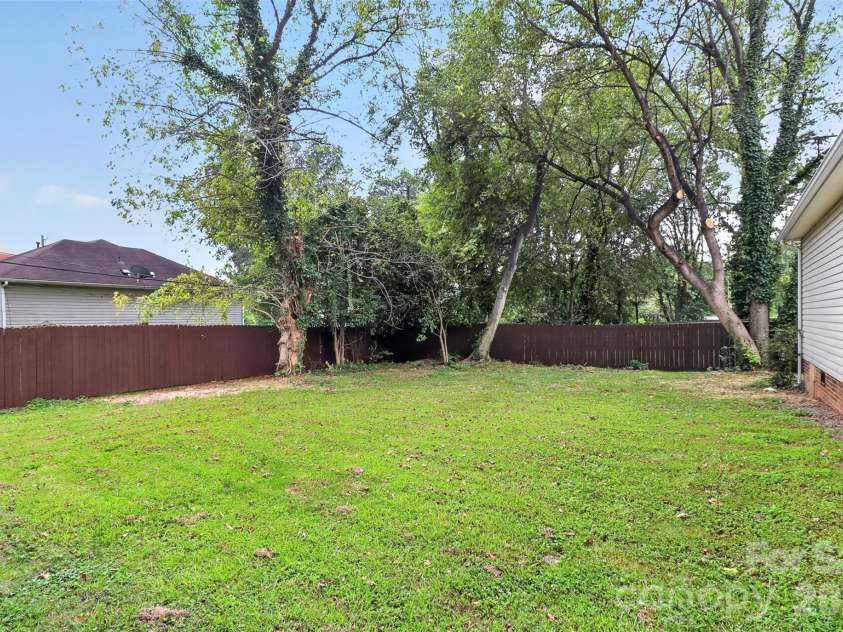 521 Katonah Avenue, Charlotte, NC 28208.  MLS# CAR4427639, YatesRealty ID 52933. 