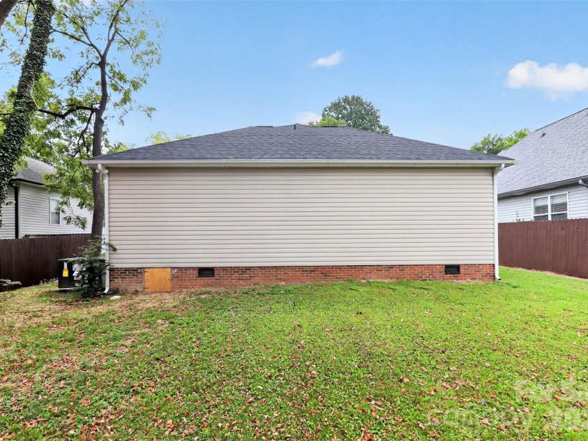 521 Katonah Avenue, Charlotte, NC 28208.  MLS# CAR4427639, YatesRealty ID 52933. 