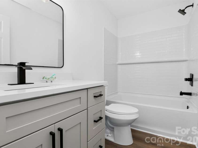 521 Katonah Avenue, Charlotte, NC 28208.  MLS# CAR4427639, YatesRealty ID 52933. Bathroom 2