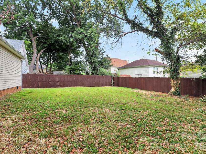 521 Katonah Avenue, Charlotte, NC 28208.  MLS# CAR4427639, YatesRealty ID 52933. Large Backyard