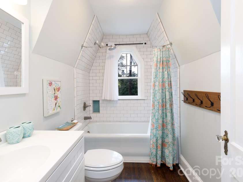 411 Dale Avenue, Gastonia, NC 28052.  MLS# CAR4427569, YatesRealty ID 52936. Bathroom 1