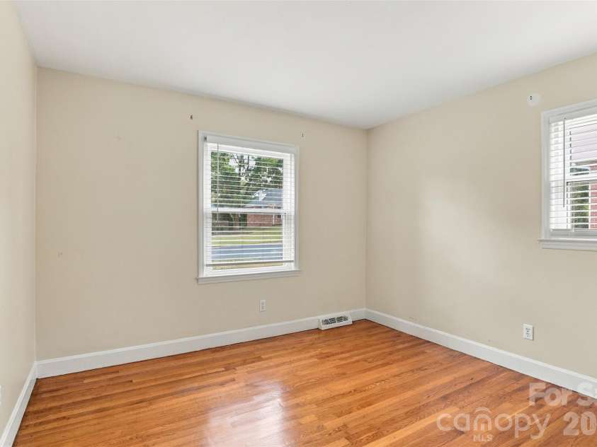 7033 Starvalley Drive, Charlotte, NC 28210.  MLS# CAR4427394, YatesRealty ID 52938. Second corner bedroom also with two windows