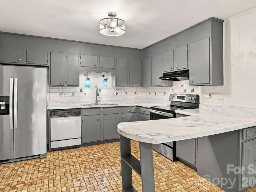7033 Starvalley Drive, Charlotte, NC 28210.  MLS# CAR4427394, YatesRealty ID 52938. Updated kitchen with bar and appliances