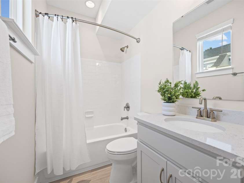 1229 Lomax Avenue, Charlotte, NC 28211.  MLS# CAR4427247, YatesRealty ID 52943. 3rd FL: Full bath with tub and shower