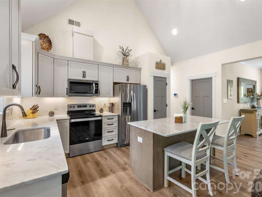 1604 Aragon Beach Road, Rock Hill, SC 29732.  MLS# CAR4427159, YatesRealty ID 52944. Bright kitchen with vaulted ceilings and a spacious center island