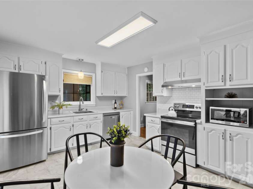 6623 Brookcrest Drive, Charlotte, NC 28210.  MLS# CAR4426988, YatesRealty ID 52948. 