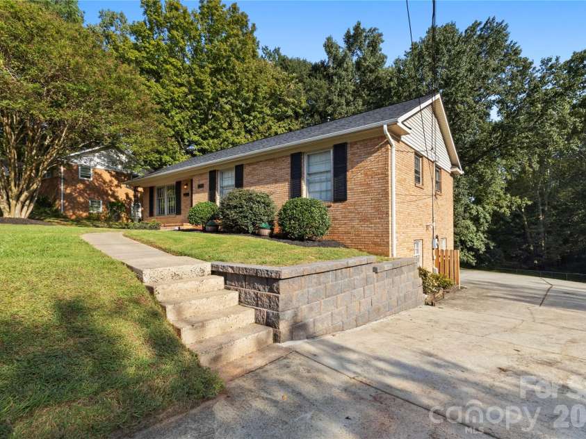 6623 Brookcrest Drive, Charlotte, NC 28210.  MLS# CAR4426988, YatesRealty ID 52948. 