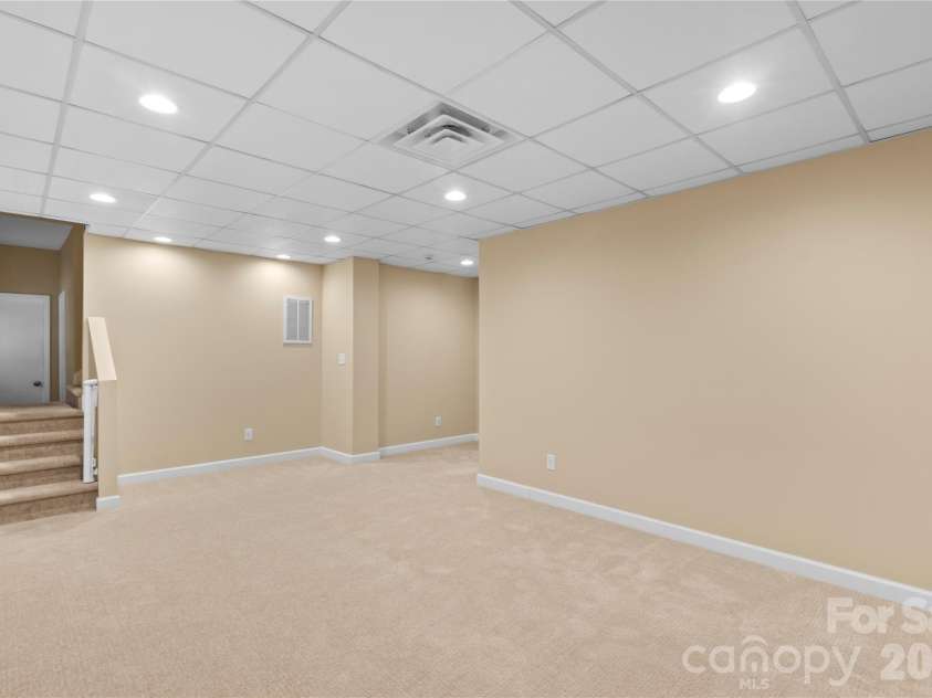 6623 Brookcrest Drive, Charlotte, NC 28210.  MLS# CAR4426988, YatesRealty ID 52948. Basement living area