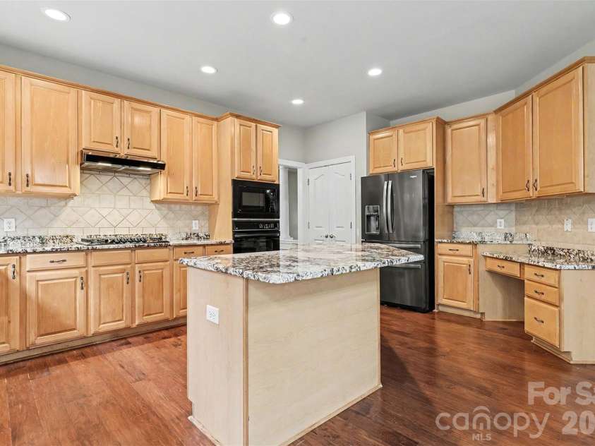 11027 Knight Castle Drive, Charlotte, NC 28277.  MLS# CAR4426935, YatesRealty ID 52950. 