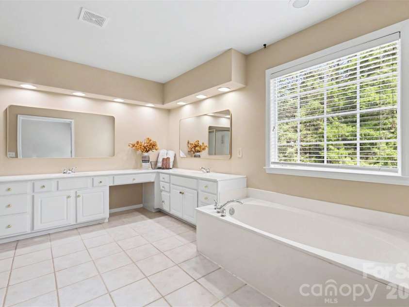 11027 Knight Castle Drive, Charlotte, NC 28277.  MLS# CAR4426935, YatesRealty ID 52950. 