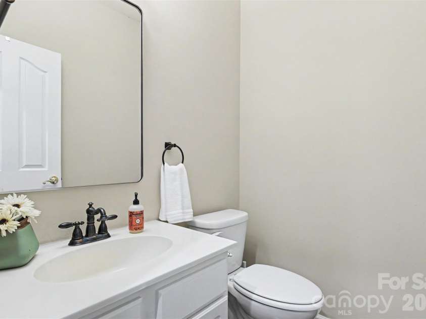11027 Knight Castle Drive, Charlotte, NC 28277.  MLS# CAR4426935, YatesRealty ID 52950. Downstairs Half Bath