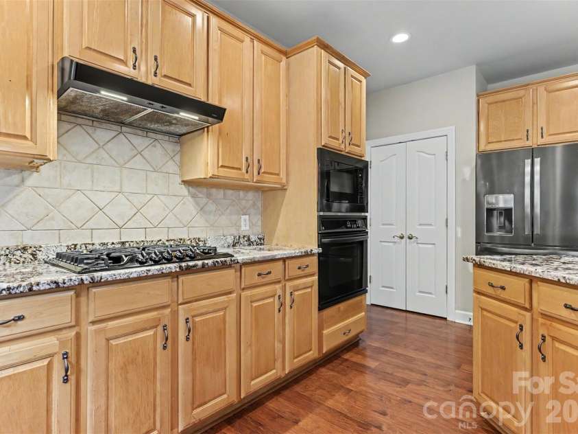 11027 Knight Castle Drive, Charlotte, NC 28277.  MLS# CAR4426935, YatesRealty ID 52950. Gas Range